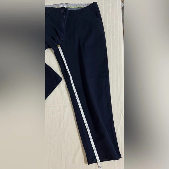 Crown and ivy navy Capri pants. Size 6 - Picture 9 of 11